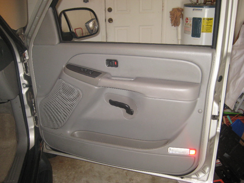 2000-2006-GM-Chevrolet-Tahoe-Interior-Door-Panel-Removal-Guide-001