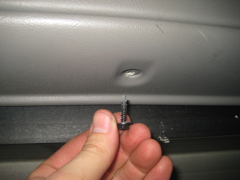 2000-2006-GM-Chevrolet-Tahoe-Interior-Door-Panel-Removal-Guide-018