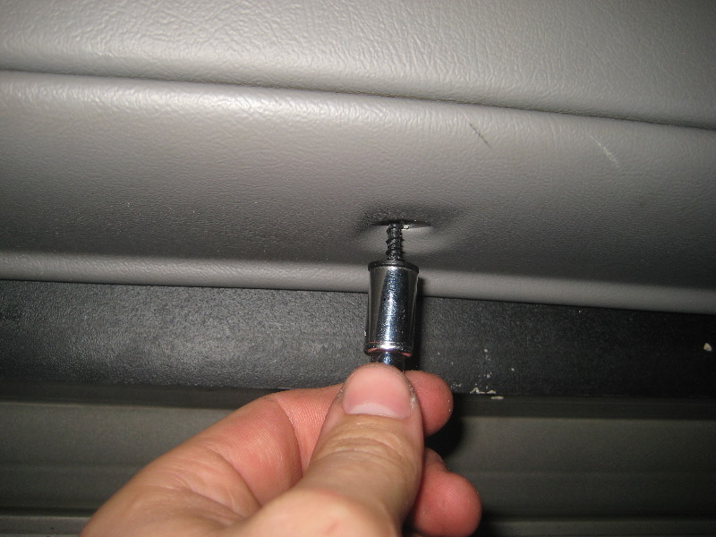 2000-2006-GM-Chevrolet-Tahoe-Interior-Door-Panel-Removal-Guide-048