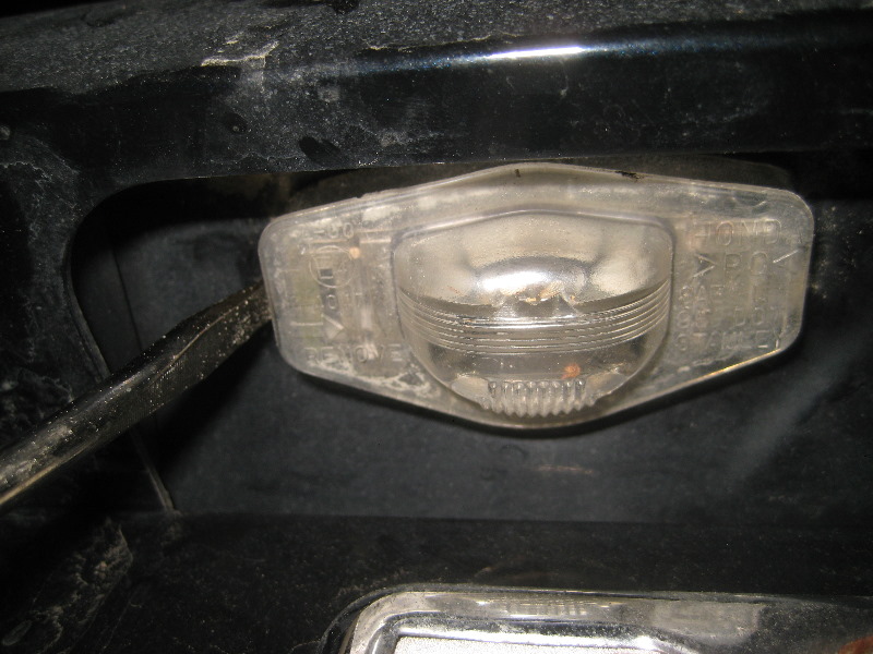 2003-2008-Honda-Pilot-License-Plate-Light-Bulbs-Replacement-Guide-003