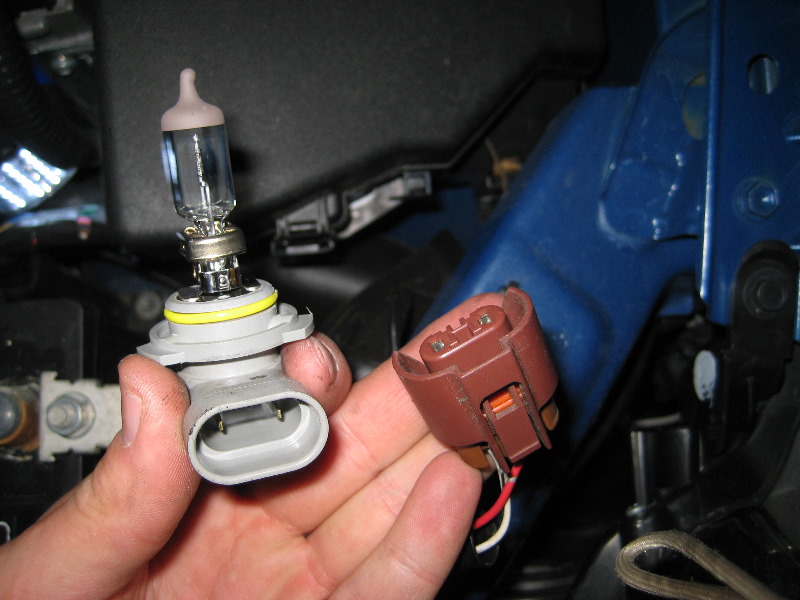 2009-2013-Toyota-Corolla-Headlight-Bulbs-Replacement-Guide-008