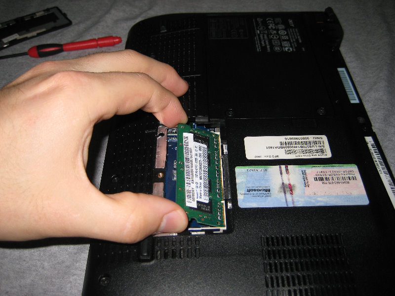 Acer-Aspire-One-Netbook-Hard-Drive-RAM-Upgrade-Guide-034