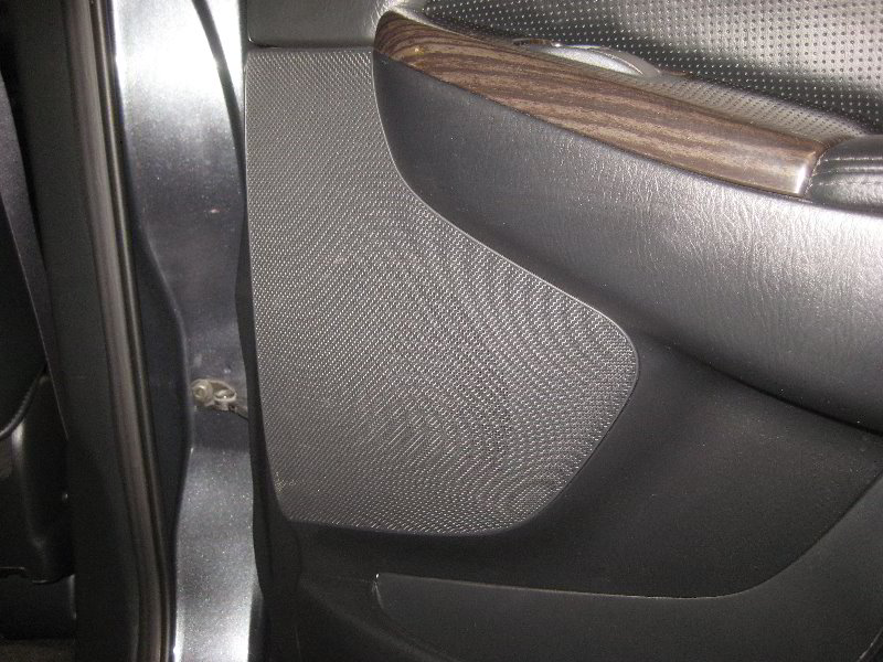 Acura-MDX-Rear-Interior-Door-Panels-Removal-Guide-002