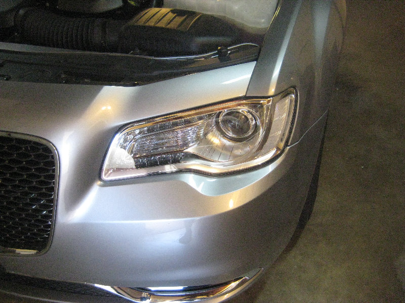Chrysler-300-Headlight-Bulbs-Replacement-Guide-001