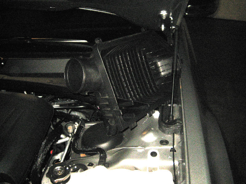 Chrysler-300-Headlight-Bulbs-Replacement-Guide-009