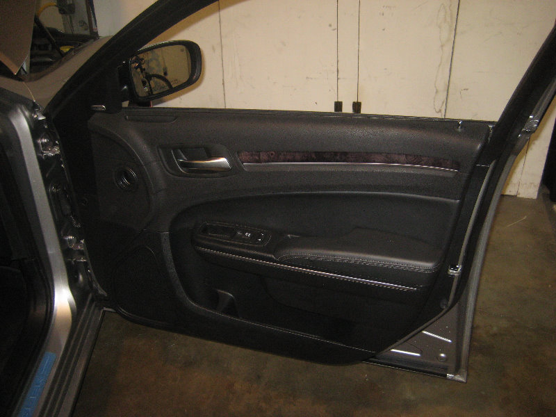 Chrysler-300-Interior-Door-Panel-Removal-Speaker-Upgrade-Guide-063