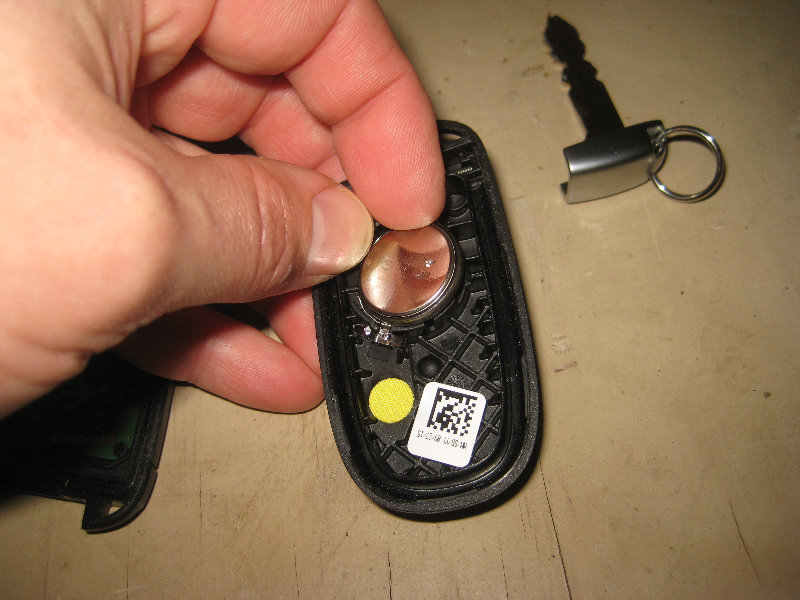 Chrysler-300-Key-Fob-Battery-Replacement-Guide-008