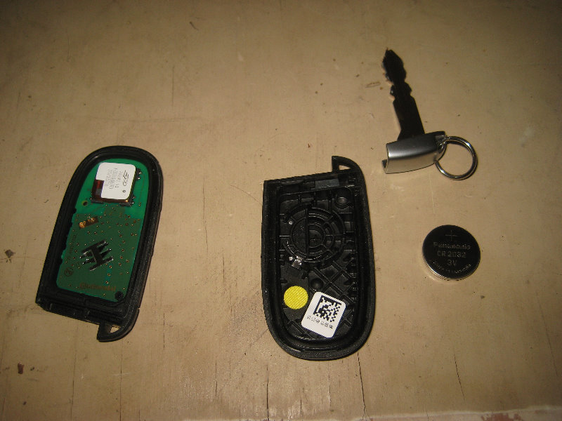 Chrysler-300-Key-Fob-Battery-Replacement-Guide-009