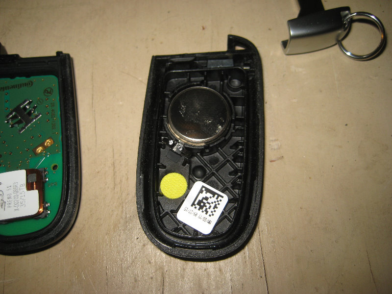 Chrysler-300-Key-Fob-Battery-Replacement-Guide-013