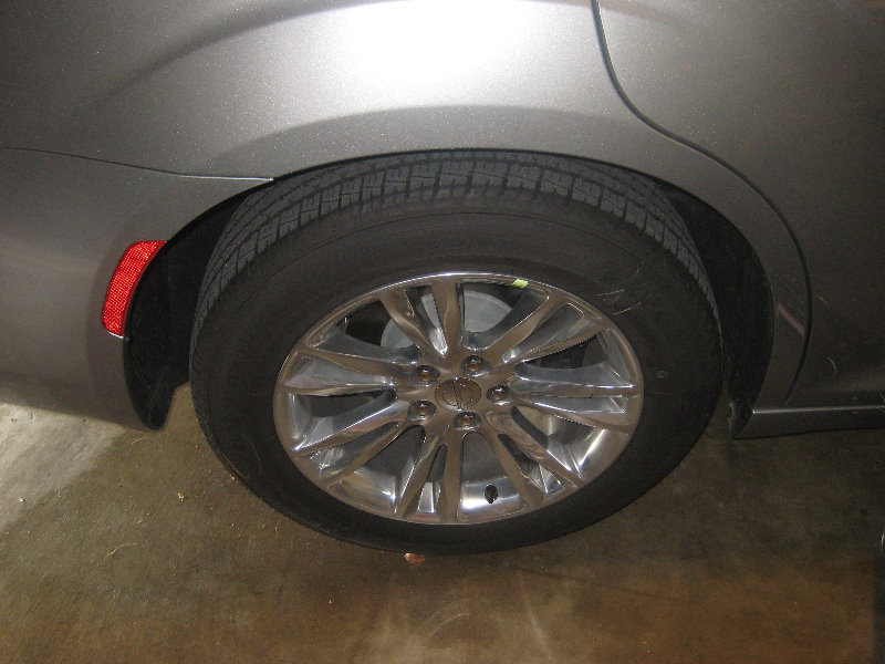Chrysler-300-Rear-Disc-Brake-Pads-Replacement-Guide-001