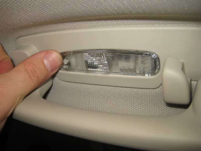 Chrysler-300-Rear-Passenger-Reading-Light-Bulb-Replacement-Guide-011