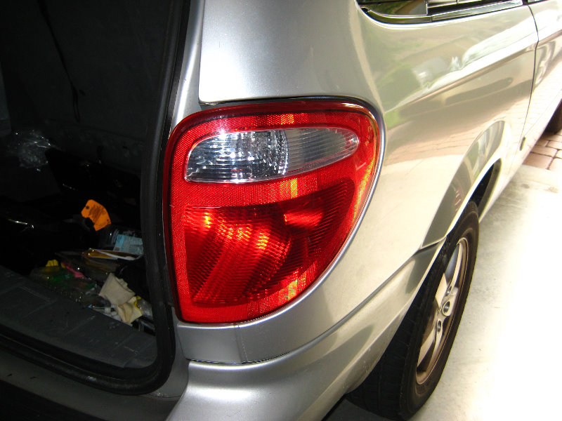 Dodge-Caravan-Tail-Light-Bulbs-Replacement-Guide-001