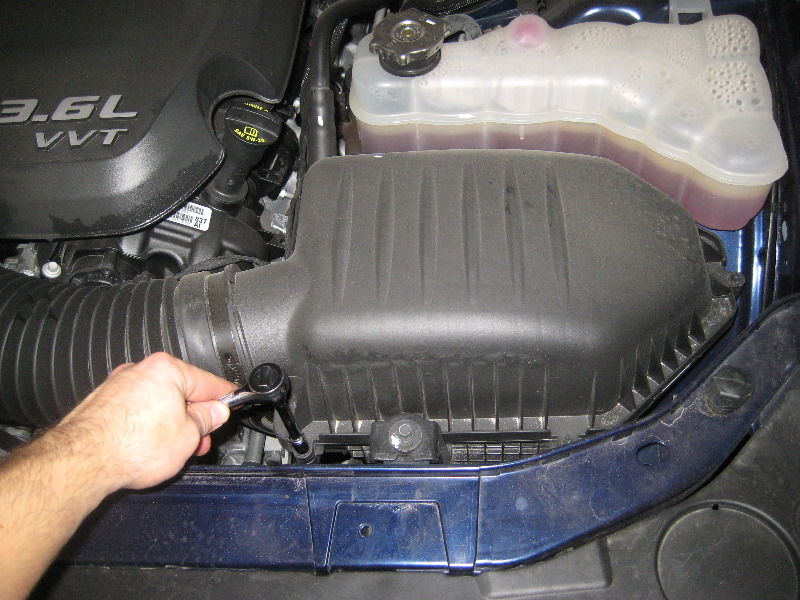 Dodge-Challenger-Engine-Air-Filter-Replacement-Guide-002