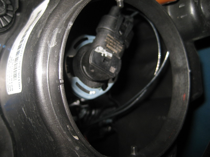 Dodge-Challenger-Headlight-Bulbs-Replacement-Guide-015