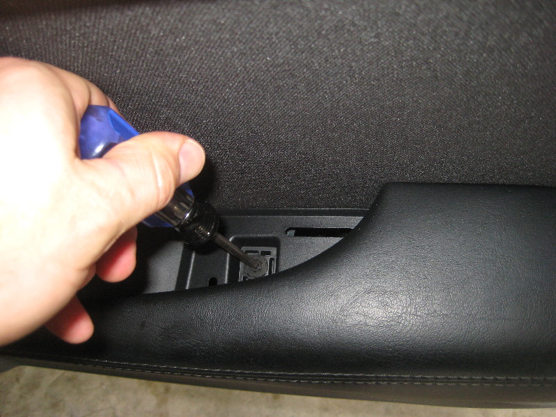 Dodge-Challenger-Interior-Door-Panel-Removal-Guide-052