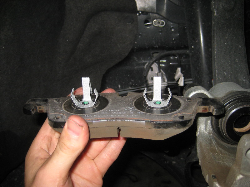 Dodge-Durango-Front-Disc-Brake-Pads-Replacement-Guide-024
