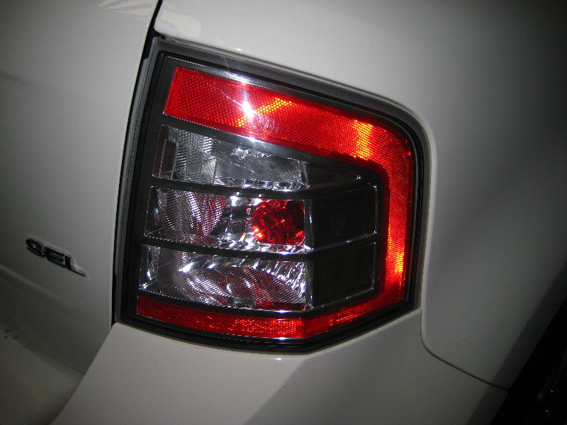 Ford-Edge-Tail-Light-Bulbs-Replacement-Guide-001