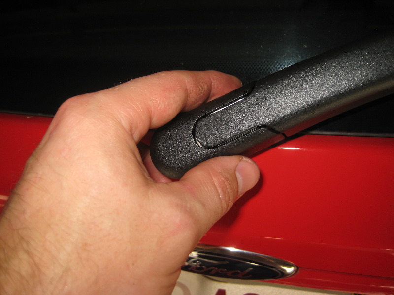 Ford-Fiesta-Rear-Window-Wiper-Blade-Replacement-Guide-002