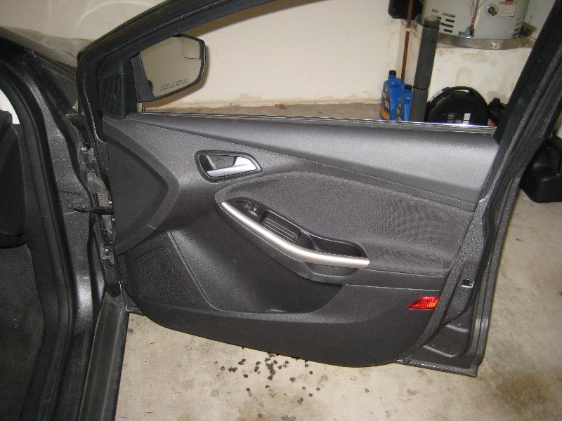 Ford-Focus-Interior-Door-Panel-Removal-Guide-001