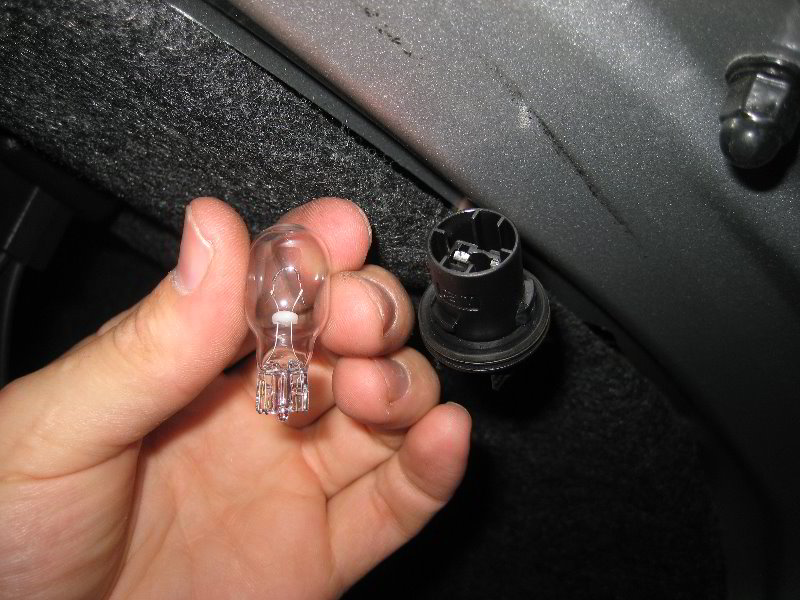 Ford-Taurus-Tail-Light-Bulbs-Replacement-Guide-010