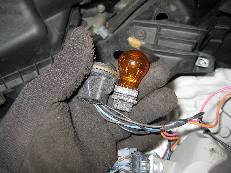 Chevrolet-Cobalt-Headlight-Bulbs-Replacement-Guide-023