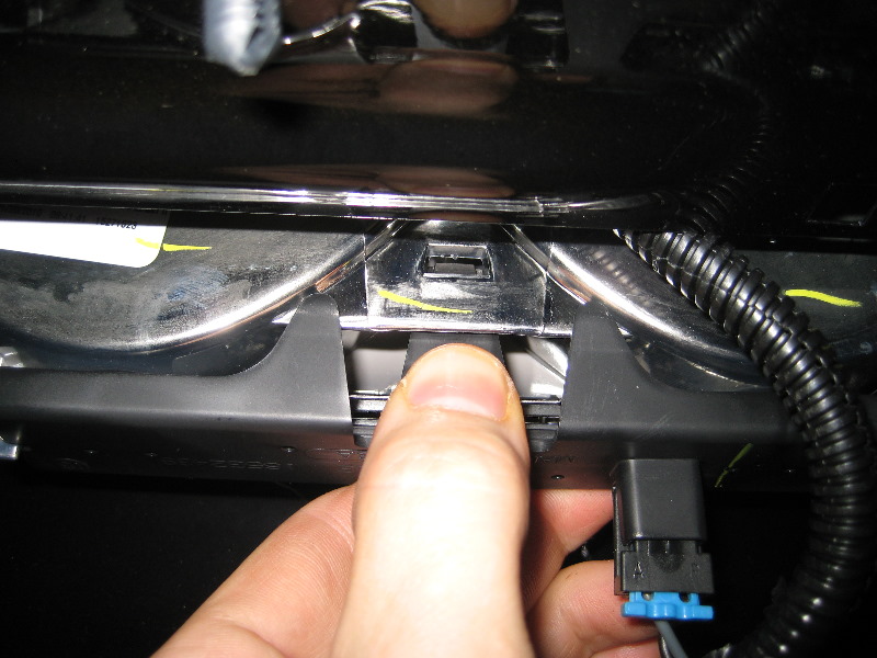 Chevrolet-Cobalt-Third-Brake-Light-Bulb-Replacement-Guide-003