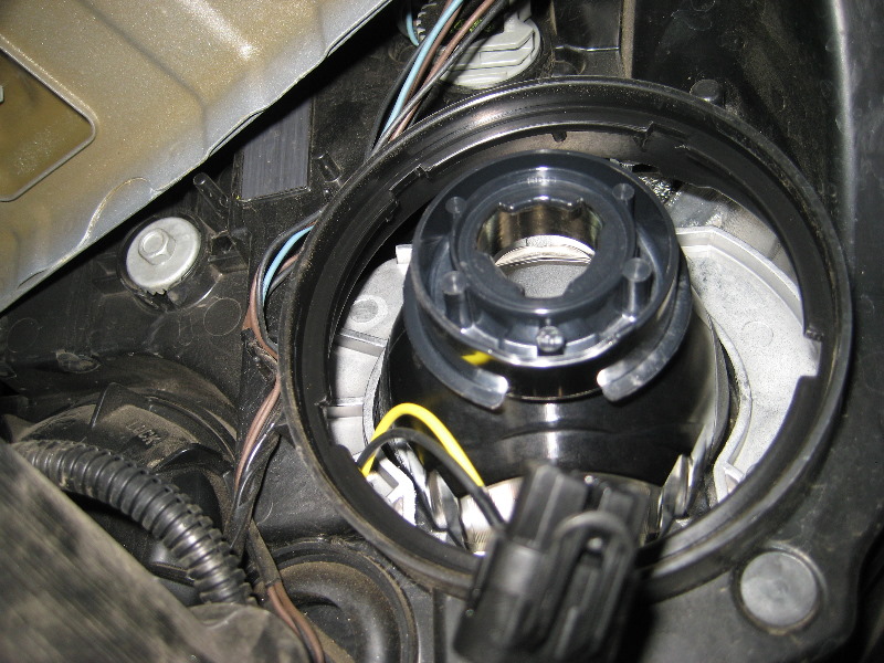 GM-Chevrolet-Equinox-Headlight-Bulbs-Replacement-Guide-017