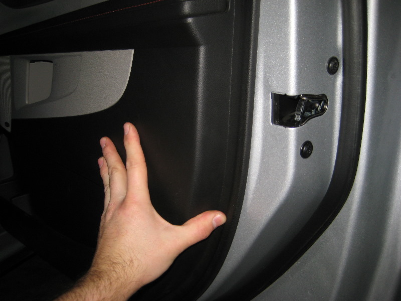 GM-Chevrolet-Equinox-Interior-Door-Panel-Removal-Guide-037
