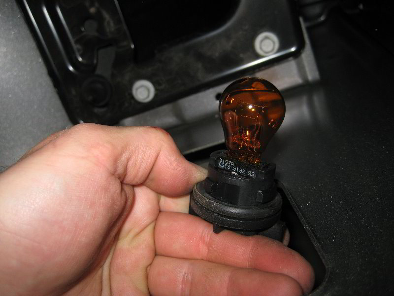 Chevrolet-Silverado-Headlight-Bulbs-Replacement-Guide-036