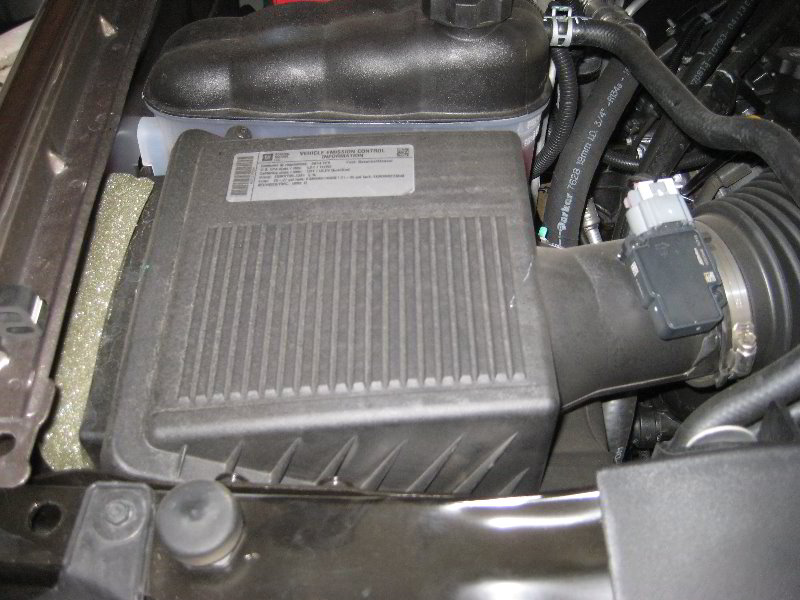GM-Chevrolet-Tahoe-Engine-Air-Filter-Replacement-Guide-001