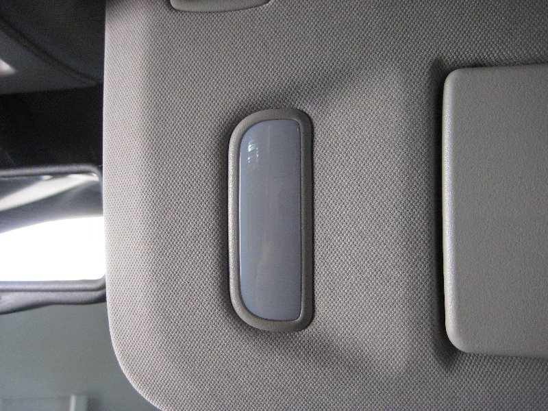 GM-Chevrolet-Tahoe-Vanity-Mirror-Light-Bulbs-Replacement-Guide-002