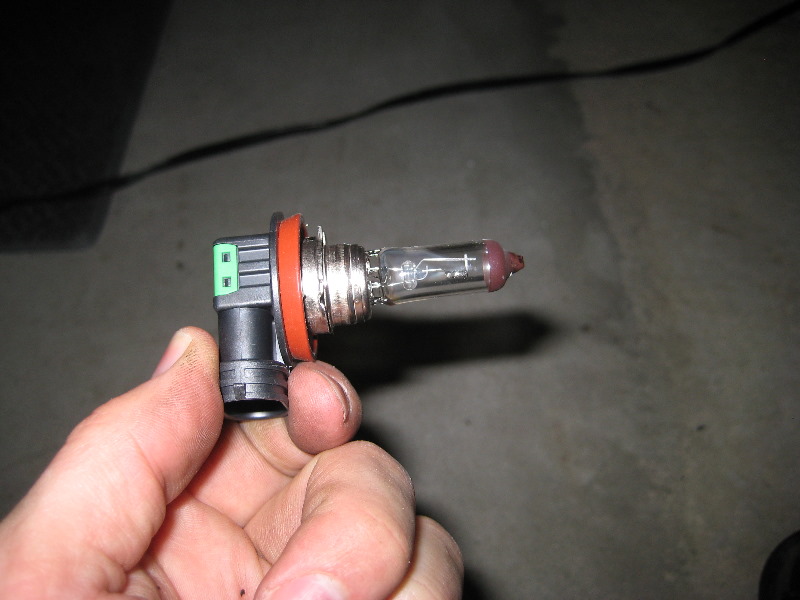 GM-Chevrolet-Traverse-Headlight-Bulbs-Replacement-Guide-013