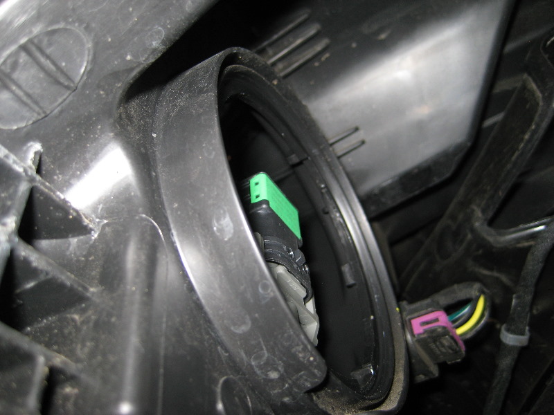 GM-Chevrolet-Traverse-Headlight-Bulbs-Replacement-Guide-017