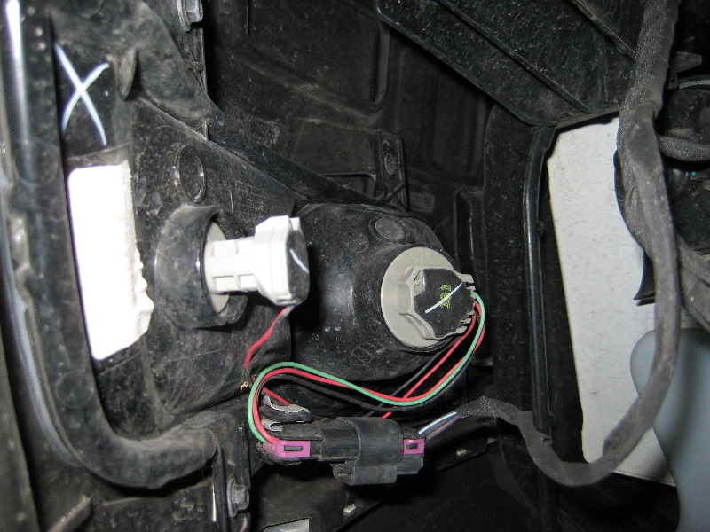 GM-Chevrolet-Traverse-Headlight-Bulbs-Replacement-Guide-023