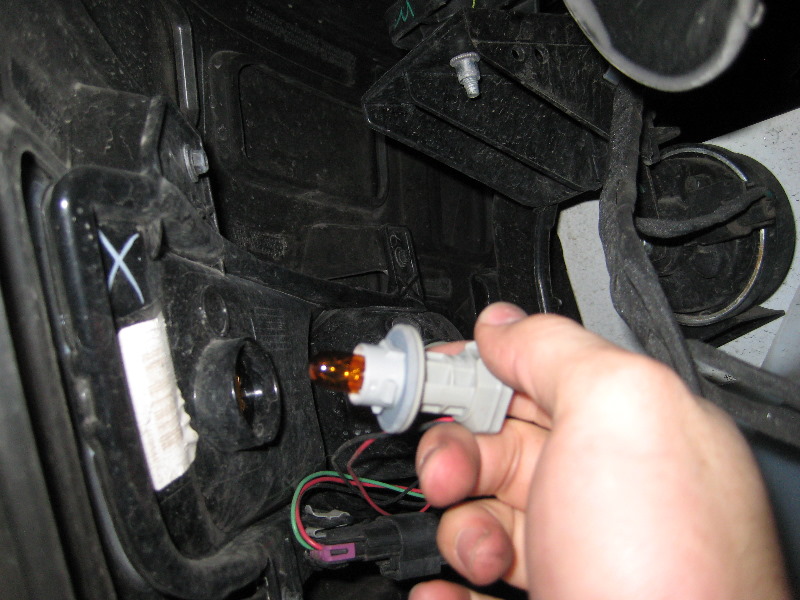 GM-Chevrolet-Traverse-Headlight-Bulbs-Replacement-Guide-024