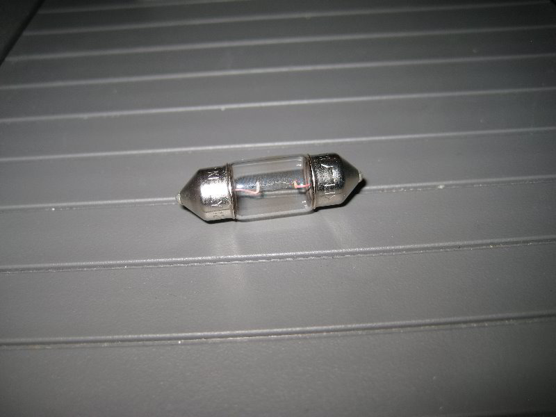 Honda-CR-V-Dome-Light-Bulb-Replacement-Guide-007