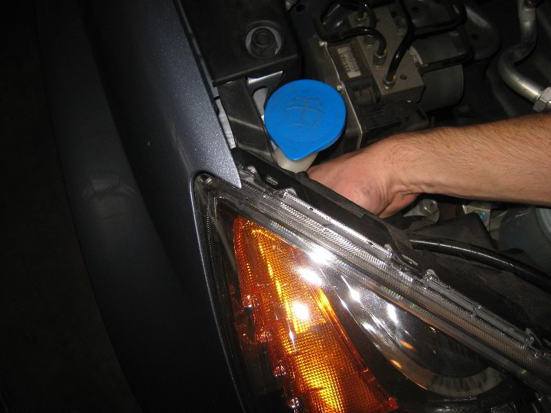 Honda-CR-V-Headlight-Bulbs-Replacement-Guide-030