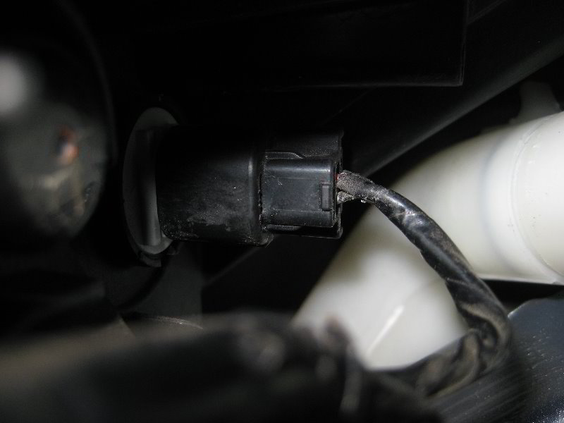 Honda-CR-V-Headlight-Bulbs-Replacement-Guide-036