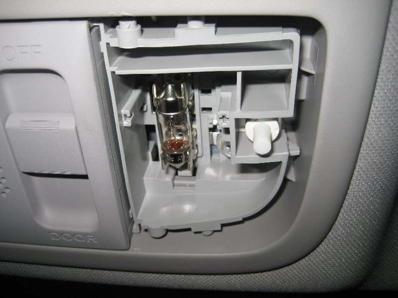 Honda-CR-V-Map-Light-Bulbs-Replacement-Guide-010
