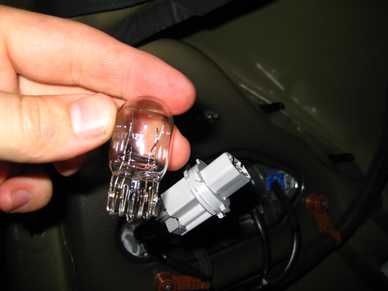 Honda-Civic-Tail-Light-Bulbs-Replacement-Guide-010
