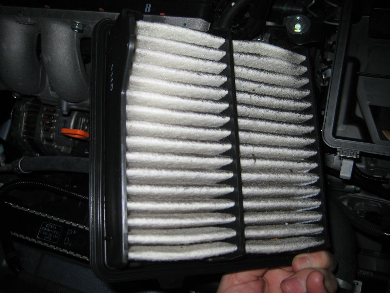 Honda-Fit-Jazz-Engine-Air-Filter-Cleaning-Replacement-Guide-009