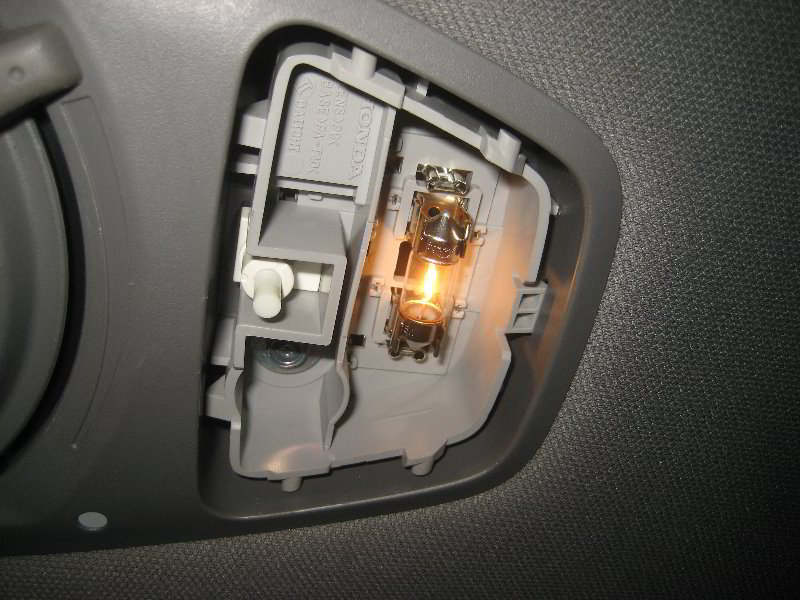 Honda-Odyssey-Dome-Light-Bulbs-Replacement-Guide-014
