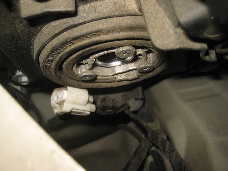 Honda-Odyssey-Headlight-Bulbs-Replacement-Guide-010