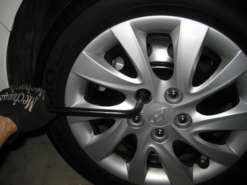 Hyundai-Elantra-Rear-Brake-Pads-Replacement-Guide-002