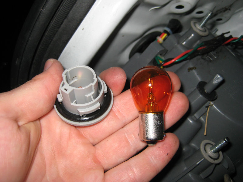 Hyundai-Elantra-Tail-Light-Bulbs-Replacement-Guide-017
