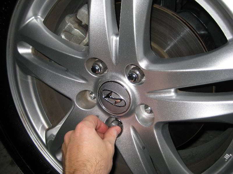 Hyundai-Santa-Fe-Front-Brake-Pads-Replacement-Guide-004