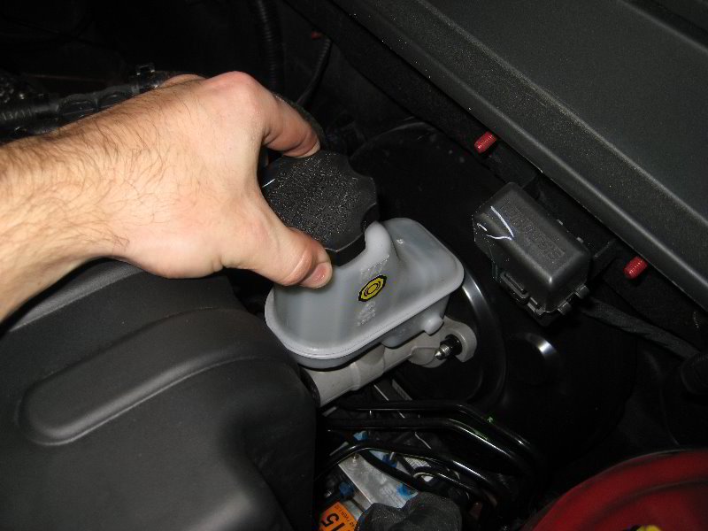 Hyundai-Santa-Fe-Front-Brake-Pads-Replacement-Guide-030