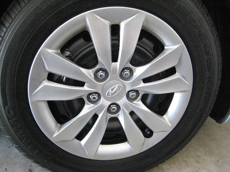 Hyundai-Sonata-Front-Brake-Pads-Replacement-Guide-001