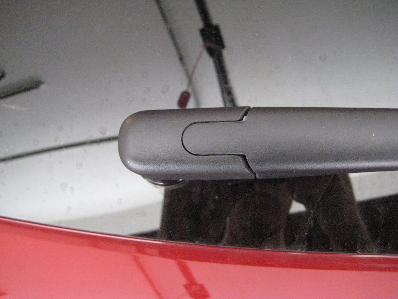 Hyundai-Tucson-Rear-Window-Wiper-Blade-Replacement-Guide-002