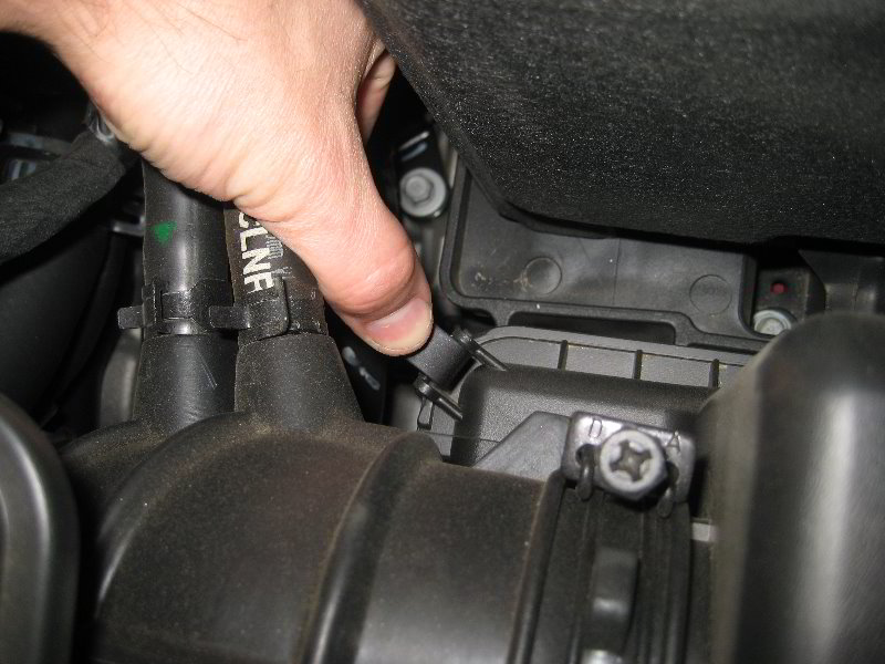 Hyundai-Tucson-Theta-II-I4-Engine-Air-Filter-Replacement-Guide-005